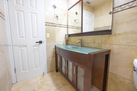 Casa en alquiler en Hialeah, Florida, 3 dormitorios, 112.5 m2 № 1993711 - foto 16