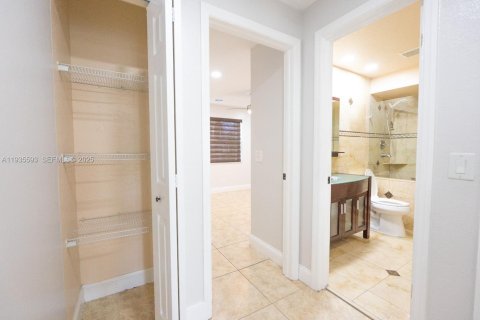 Casa en alquiler en Hialeah, Florida, 3 dormitorios, 112.5 m2 № 1993711 - foto 21