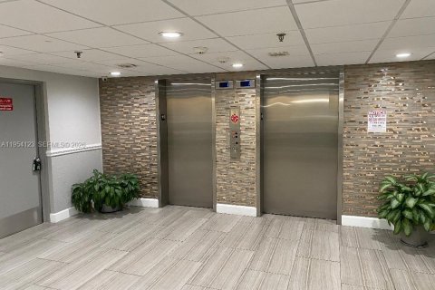 Copropriété à louer à Hollywood, Floride: 2 chambres, 102.19 m2 № 2010033 - photo 7