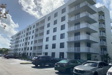 Copropriété à louer à Hollywood, Floride: 2 chambres, 102.19 m2 № 2010033 - photo 2