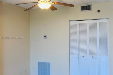 Copropriété à louer à Hollywood, Floride: 2 chambres, 102.19 m2 № 2010033 - photo 17