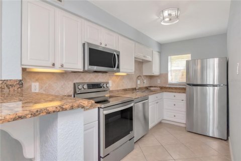 Condo in Dunedin, Florida, 2 bedrooms № 2166888 - photo 12