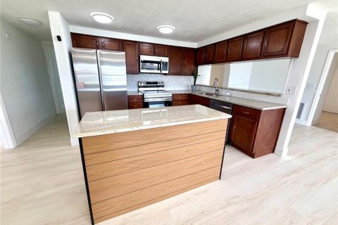 Снять в аренду виллу или дом в Холидэй, Флорида 6 комнат, 206.8м2, № 2196352 - фото 9