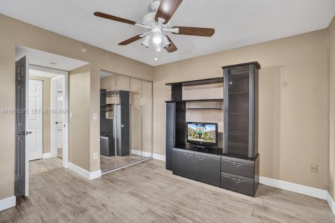 Condo in Tamarac, Florida, 2 bedrooms  № 2008675 - photo 20