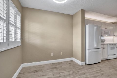 Condo in Tamarac, Florida, 2 bedrooms  № 2008675 - photo 6