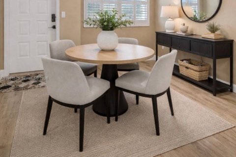 Condo in Tamarac, Florida, 2 bedrooms  № 2008675 - photo 4