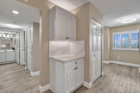 Condo in Tamarac, Florida, 2 bedrooms  № 2008675 - photo 13