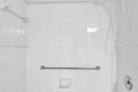 Condo in Tamarac, Florida, 2 bedrooms  № 2008675 - photo 24