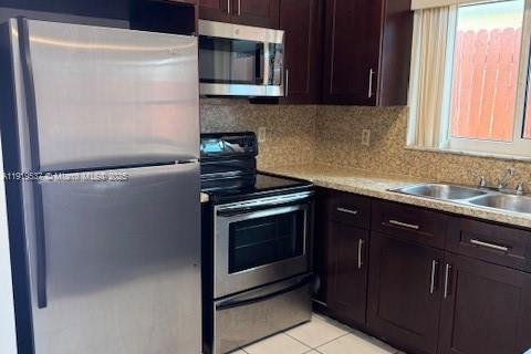 Casa en alquiler en Miami, Florida, 2 dormitorios, 204.38 m2 № 1975436 - foto 2