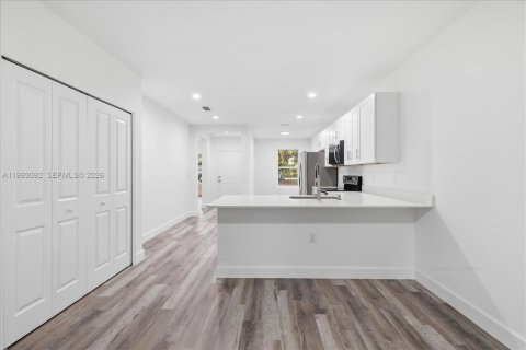 Immobilier commercial à vendre à Port Charlotte, Floride: 106.93 m2 № 2067042 - photo 4