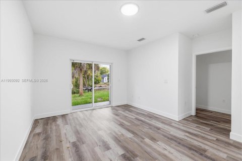 Immobilier commercial à vendre à Port Charlotte, Floride: 106.93 m2 № 2067042 - photo 5