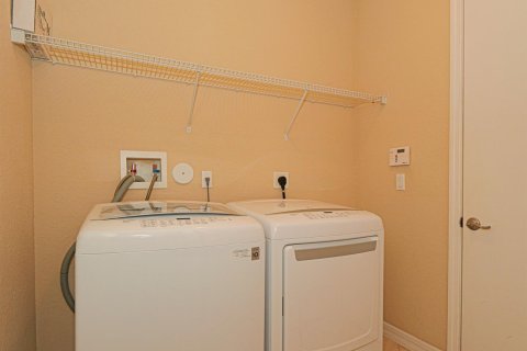 House in Vero Beach, Florida 3 bedrooms, 194.72 sq.m. № 2385547 - photo 25