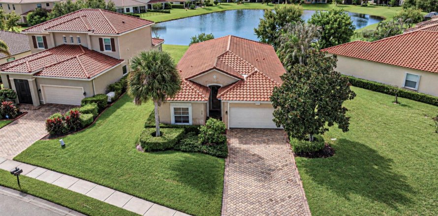 House in Vero Beach, Florida 3 bedrooms, 194.72 sq.m. № 2385547