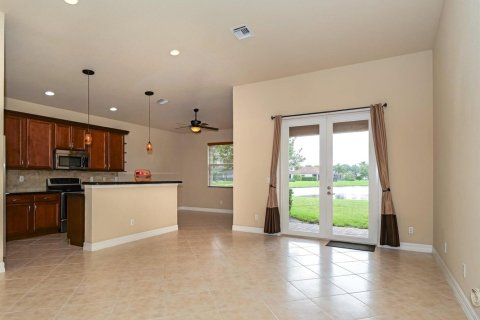 House in Vero Beach, Florida 3 bedrooms, 194.72 sq.m. № 2385547 - photo 9