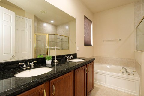 House in Vero Beach, Florida 3 bedrooms, 194.72 sq.m. № 2385547 - photo 20