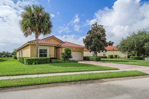 House in Vero Beach, Florida 3 bedrooms, 194.72 sq.m. № 2385547 - photo 2
