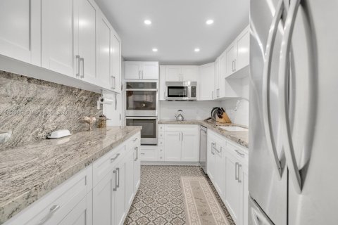 Condo in Coral Gables, Florida, 2 bedrooms  № 1764454 - photo 1