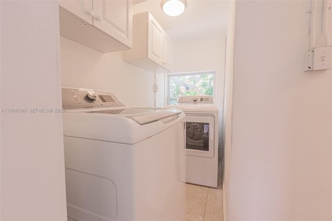 House in Miami, Florida 3 bedrooms, 200.67 sq.m. № 2052856 - photo 21