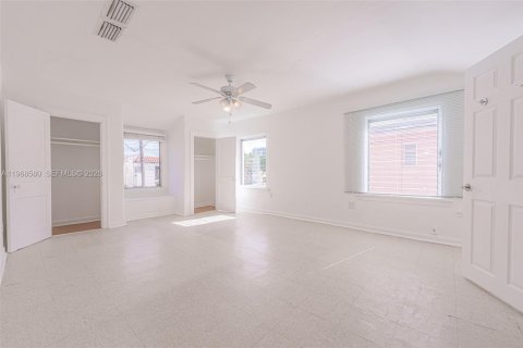 House in Miami, Florida 3 bedrooms, 200.67 sq.m. № 2052856 - photo 24