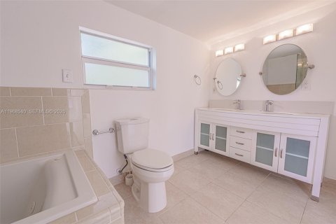 House in Miami, Florida 3 bedrooms, 200.67 sq.m. № 2052856 - photo 28
