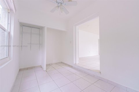House in Miami, Florida 3 bedrooms, 200.67 sq.m. № 2052856 - photo 11