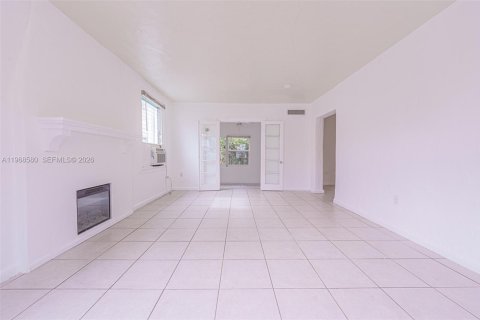 House in Miami, Florida 3 bedrooms, 200.67 sq.m. № 2052856 - photo 8