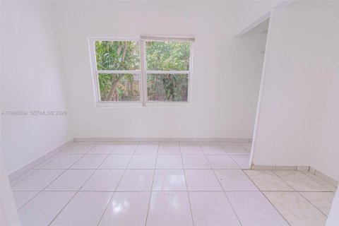 House in Miami, Florida 3 bedrooms, 200.67 sq.m. № 2052856 - photo 12