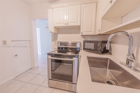 House in Miami, Florida 3 bedrooms, 200.67 sq.m. № 2052856 - photo 17