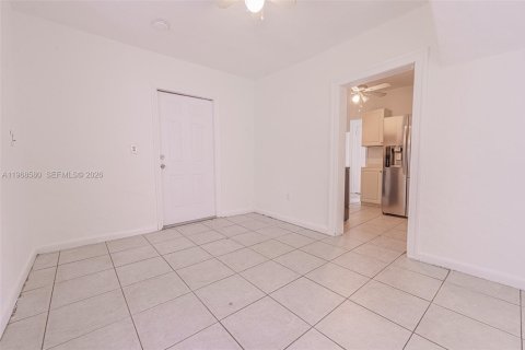 House in Miami, Florida 3 bedrooms, 200.67 sq.m. № 2052856 - photo 14