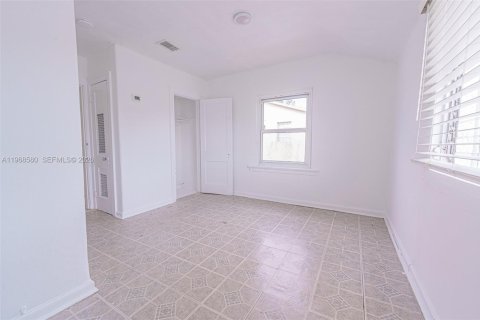 House in Miami, Florida 3 bedrooms, 200.67 sq.m. № 2052856 - photo 30