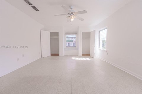 House in Miami, Florida 3 bedrooms, 200.67 sq.m. № 2052856 - photo 23