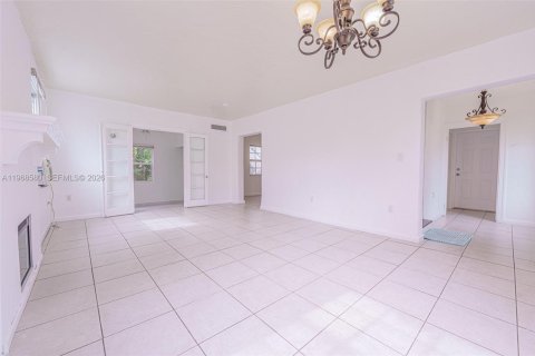 House in Miami, Florida 3 bedrooms, 200.67 sq.m. № 2052856 - photo 7