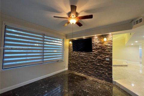 Villa ou maison à louer à Miami Lakes, Floride: 4 chambres, 253.81 m2 № 1995362 - photo 14