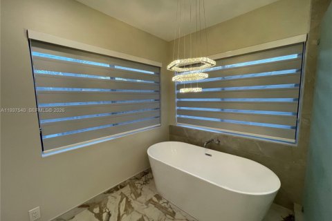 Villa ou maison à louer à Miami Lakes, Floride: 4 chambres, 253.81 m2 № 1995362 - photo 18