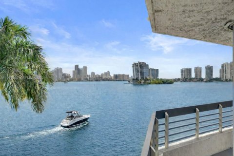 Condo in Aventura, Florida, 3 bedrooms № 2079857 - photo 2