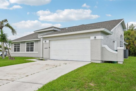 Villa ou maison à vendre à Port St. Lucie, Floride: 3 chambres, 152.92 m2 № 1921874 - photo 2