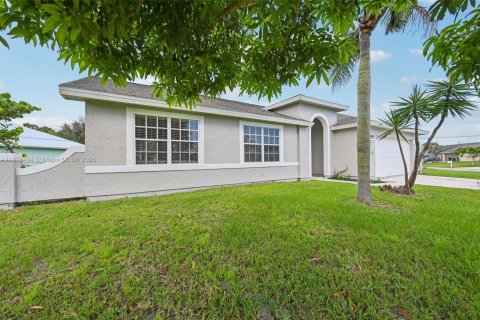 Villa ou maison à vendre à Port St. Lucie, Floride: 3 chambres, 152.92 m2 № 1921874 - photo 3