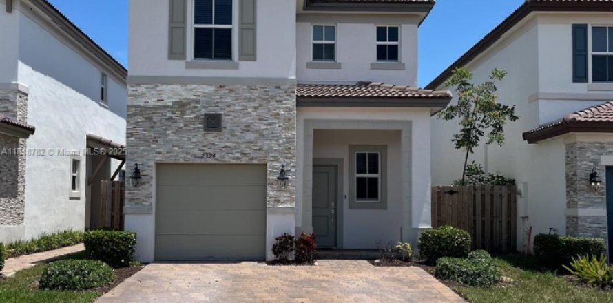 House in Miami, Florida 3 bedrooms, 170.94 sq.m. № 1850462