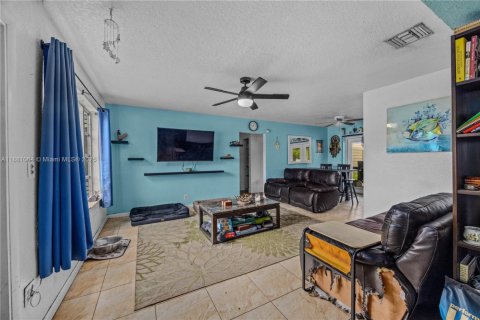 House in Fort Lauderdale, Florida 3 bedrooms, 116.13 sq.m. № 1925226 - photo 7