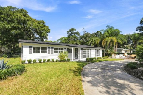 House in Vero Beach, Florida 3 bedrooms, 177.91 sq.m. № 2331501 - photo 2