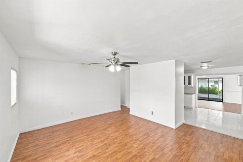 House in Vero Beach, Florida 3 bedrooms, 177.91 sq.m. № 2331501 - photo 11