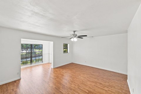 House in Vero Beach, Florida 3 bedrooms, 177.91 sq.m. № 2331501 - photo 9