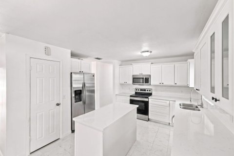 House in Vero Beach, Florida 3 bedrooms, 177.91 sq.m. № 2331501 - photo 6