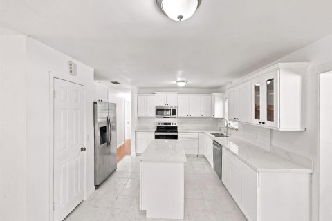 House in Vero Beach, Florida 3 bedrooms, 177.91 sq.m. № 2331501 - photo 13