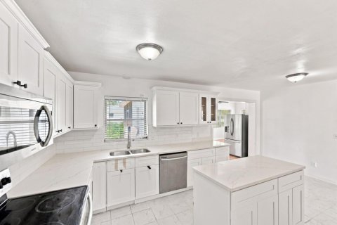 House in Vero Beach, Florida 3 bedrooms, 177.91 sq.m. № 2331501 - photo 5