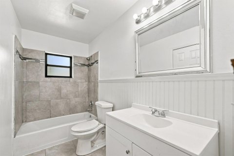 House in Vero Beach, Florida 3 bedrooms, 177.91 sq.m. № 2331501 - photo 28