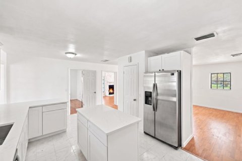 House in Vero Beach, Florida 3 bedrooms, 177.91 sq.m. № 2331501 - photo 14