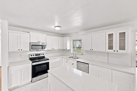House in Vero Beach, Florida 3 bedrooms, 177.91 sq.m. № 2331501 - photo 4