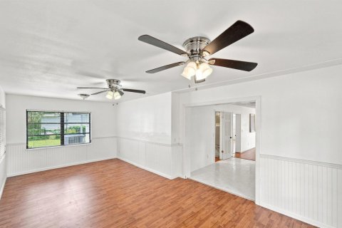 House in Vero Beach, Florida 3 bedrooms, 177.91 sq.m. № 2331501 - photo 17
