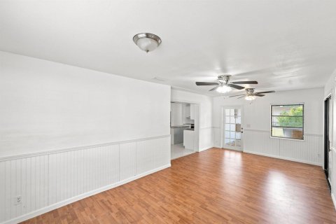 House in Vero Beach, Florida 3 bedrooms, 177.91 sq.m. № 2331501 - photo 15